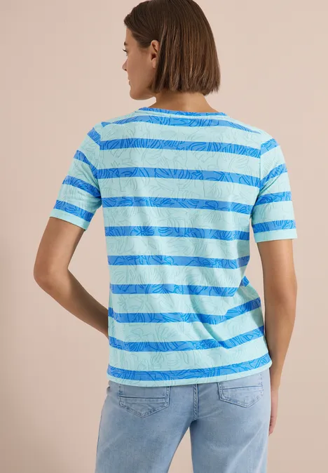Shirt met burn-out look null Persoon van achteren met blauw gestreept T-shirt en jeans.