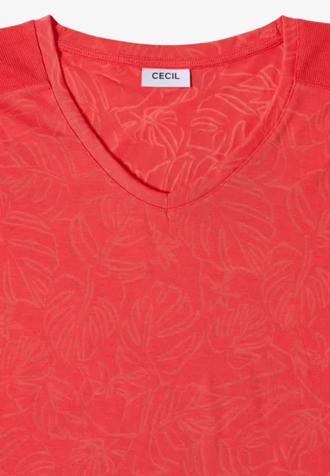 Rotes T-Shirt mit V-Ausschnitt und dezentem Blättermuster, gefaltet mit CECIL-Label.
