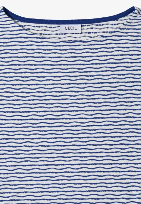 Weißes T-Shirt mit Rundhals und feinen, unregelmäßigen blauen Wellenstreifen.