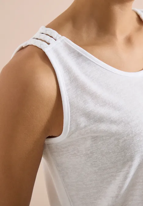 Top avec col en V arrondi et détail tressé White Un torse portant un débardeur blanc à trois fines bretelles.