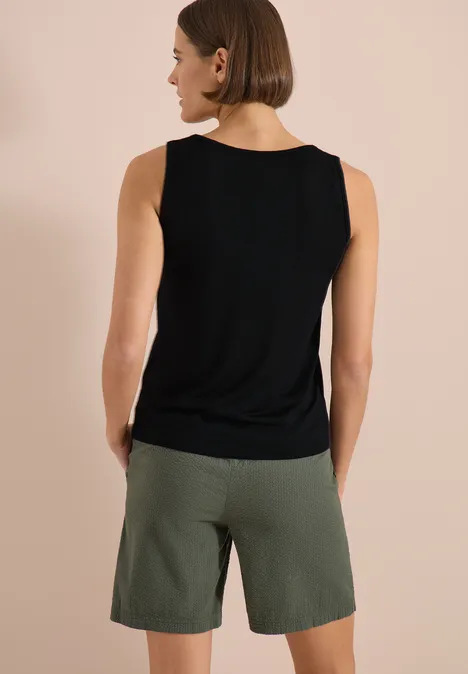 Top met ronde V-hals en gevlochten detail Black Rugaanzicht van een persoon in een zwart singlet en olijfgroene shorts voor een effen achtergrond.