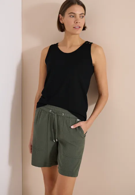 Top met ronde V-hals en gevlochten detail Black Een persoon draagt een zwart tanktop en kaki groene shorts tegen een lichte achtergrond.
