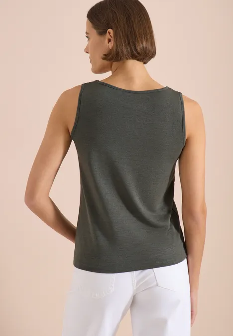 Top met ronde V-hals en gevlochten detail khaki Vrouw van achteren in donkergrijs hemdje en witte broek voor een beige achtergrond