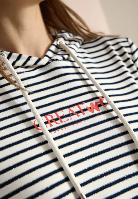 Shirt met korte mouwen, capuchon en glitter vanilla white Close-up van een gestreepte trui met capuchon en rode opschrift 'CREATIVE'.
