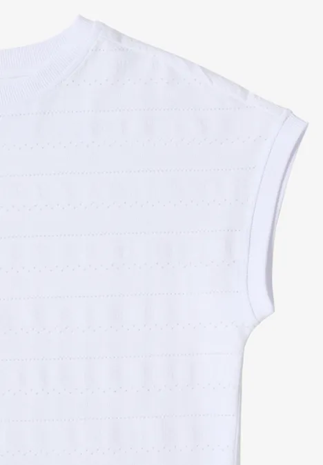Weißes T-Shirt mit kurzem Ärmel und Rundhalsausschnitt, Detailaufnahme von Schulter und Ärmelansatz.