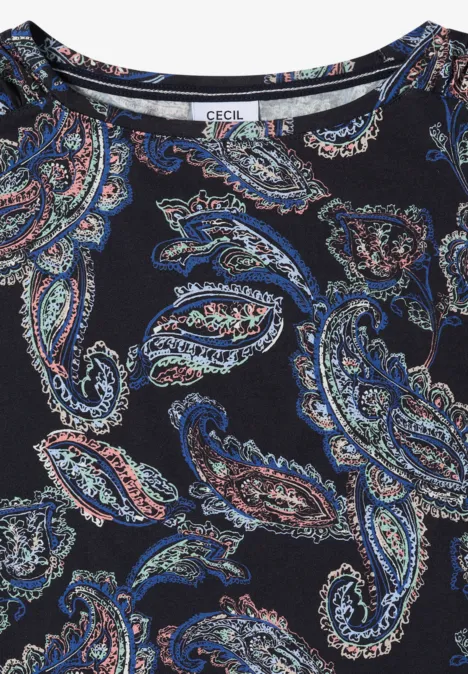 Zwart shirt met blauw-rode paisleyprint.