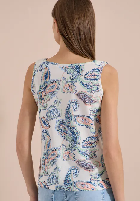 Top mit gerundetem V-Neck und Flechtdetail vanilla white Weißes ärmelloses Top mit pastellfarbenem Paisley-Muster, Rückansicht an einem Model.