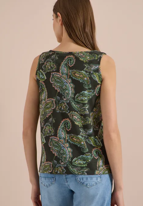 Top mit gerundetem V-Neck und Flechtdetail raw khaki Rückansicht einer Frau mit ärmellosem Top in schwarzem Paisley-Muster und blauen Jeans.