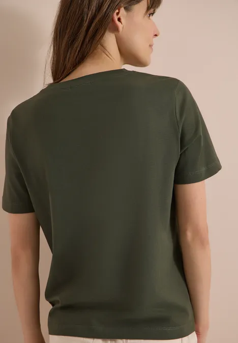 T-Shirt mit Rundhals und Frontprint khaki Rückansicht einer Frau in einem dunkelgrünen T-Shirt.