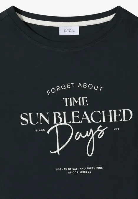 T-Shirt mit Boat Neck und Wording Artwork palm breeze green Schwarzes T-Shirt mit weißem Schriftzug 'Forget About Time Sun Bleached Days' auf der Vorderseite.
