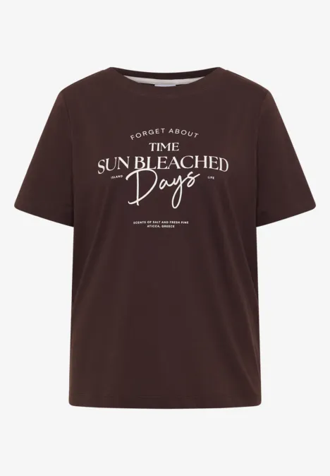 T-Shirt mit Boat Neck und Wording Artwork brown cacao Braunes T-Shirt mit Rundhalsausschnitt und weißem Schriftzug 'Forget About The Time Sun Bleached Days'.