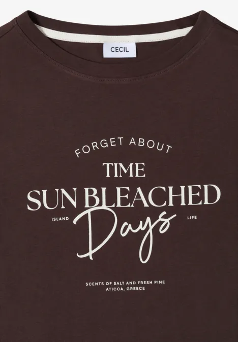 T-Shirt mit Boat Neck und Wording Artwork brown cacao Braunes T-Shirt mit Rundhalsausschnitt und weißem Aufdruck 'Forget About Time Sun Bleached Days' von Cecil