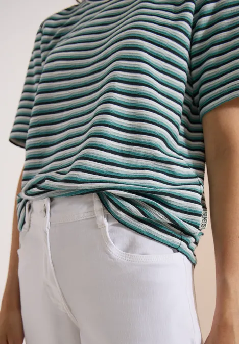 T-Shirt mit Struktur und Streifen palm breeze green Oberkörper mit grün-weiß gestreiftem T-Shirt und weißen Hosen