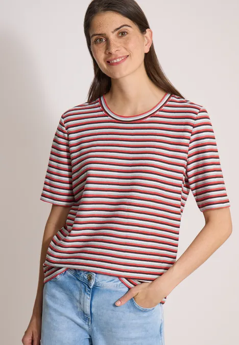 T-Shirt mit Struktur und Streifen brown cacao Frau in gestreiftem T-Shirt und Jeans vor hellem Hintergrund.