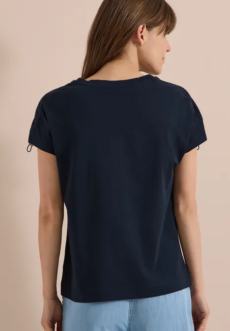 T-Shirt mit Raffung in Unifarbe universal blue Rückansicht einer Frau in schlichten dunkelblauen T-Shirt vor neutralem Hintergrund.