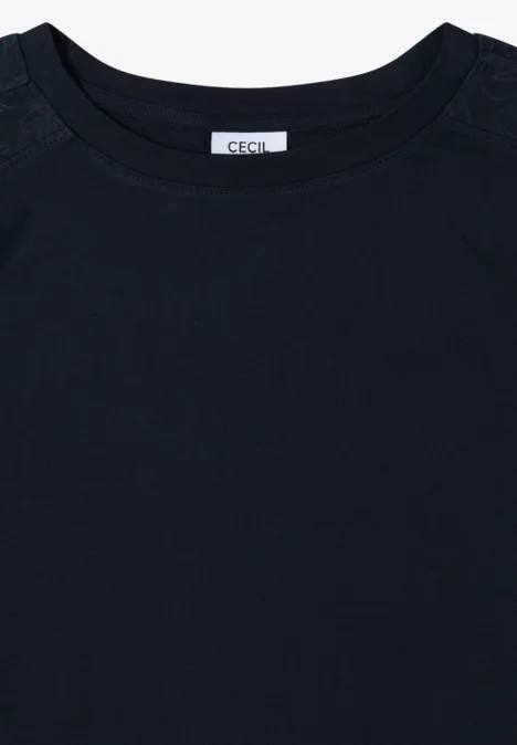 T-Shirt mit Raffung in Unifarbe universal blue Ein schlichtes, dunkelblaues kurzärmeliges T-Shirt mit Rundhalsausschnitt, flach liegend abgebildet.