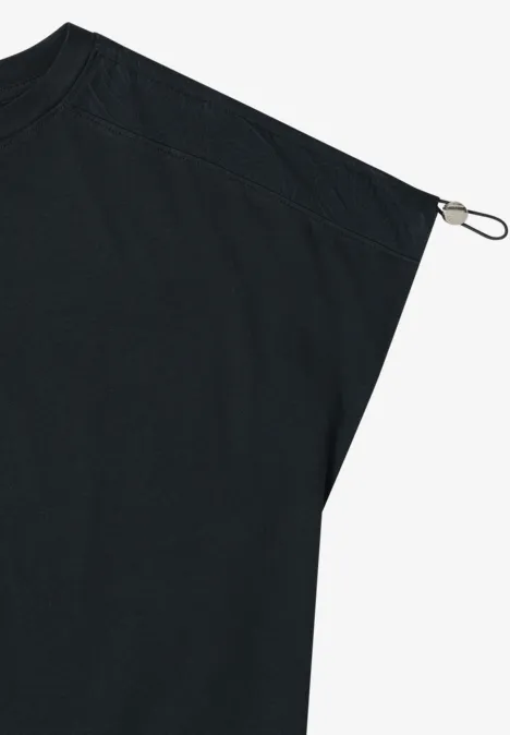 T-Shirt mit Raffung in Unifarbe palm breeze green Schwarzes, leicht dreieckiges Stofftuch mit Metallkarabiner an einer Ecke vor weißem Hintergrund.