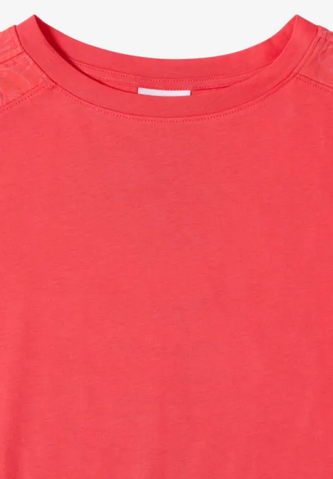 Rotes kurzärmeliges T-Shirt mit Rundhalsausschnitt.