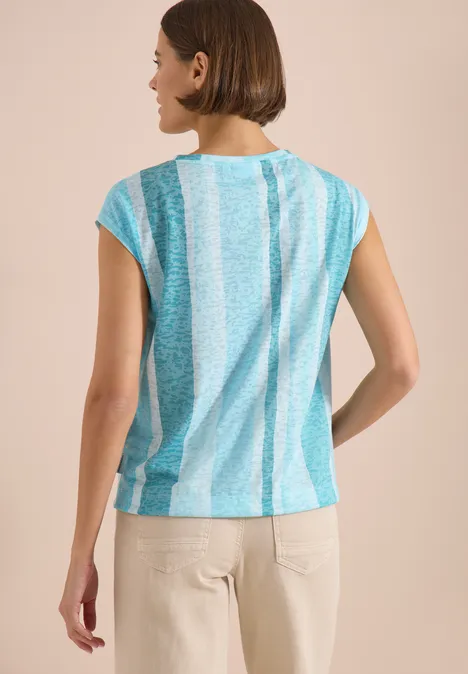 T-Shirt in Ausbrenner-Optik crystal mint Frau von hinten in locker sitzender, türkis-weiß gestreifter Bluse mit kurzen Ärmeln.