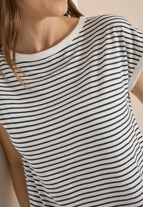 T-Shirt mit Boat Neck und Streifen palm breeze green Nahaufnahme eines weißen, locker geschnittenen T-Shirts mit feinen schwarzen Querstreifen.