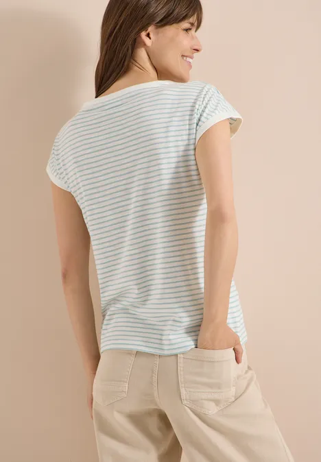 T-Shirt mit Boat Neck und Streifen crystal mint Frau von hinten in pastellgestreiftem T-Shirt und beigen Hosen mit Taschen vor hellem Hintergrund