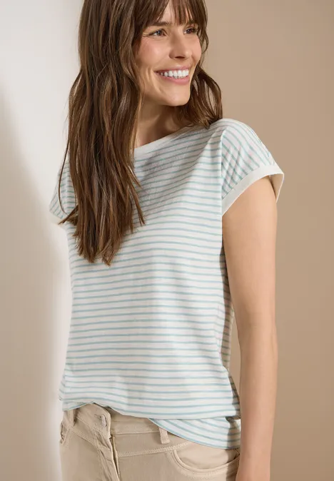 T-Shirt mit Boat Neck und Streifen crystal mint Eine Frau in gestreiftem T-Shirt und beigen Hosen vor neutralem Hintergrund