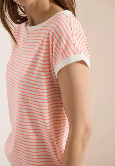 T-Shirt mit Boat Neck und Streifen coral Person trägt weißes, kurzärmeliges T-Shirt mit feinen, horizontalen Korallenstreifen vor beigem Hintergrund.