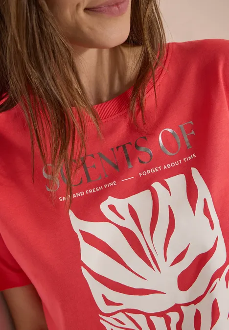 T-Shirt mit Rundhals und Frontprint coral Rotes T-Shirt mit silbernem Schriftzug 'SCENTS OF' und weißem Blattmotiv.
