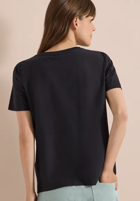Vrouw in zwart T-shirt met korte mouwen gezien van achteren, neutrale achtergrond.