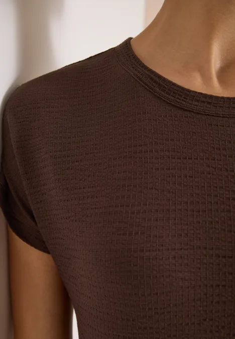 T-shirt à col rond et structure brown cacao Nahaufnahme eines braunen T-Shirts mit feiner Waffelstruktur, kurzärmelig und eng anliegend.