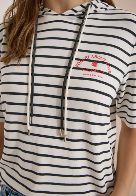 Hoodie met korte mouwen en strepen vanilla white Wit-zwart gestreept kort kapuzen-T-shirt met aantrekkoordje en rode tekst.