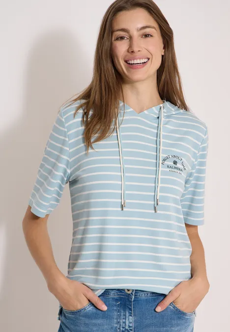 Hoodie met korte mouwen en strepen crystal mint Vrouw draagt een lichtblauw-wit gestreept capuchonshirt met korte mouwen