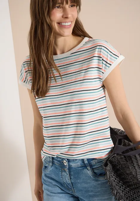 T-Shirt mit Boat Neck und Turn-Up-Detail vanilla white Frau in gestreiftem T-Shirt, Jeans und Netzbeutel.