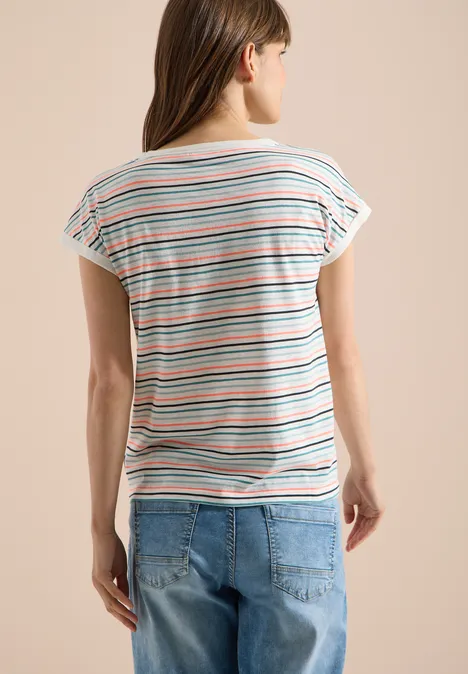 T-Shirt mit Boat Neck und Turn-Up-Detail vanilla white Rückansicht einer Frau in gestreiftem T-Shirt und Jeans vor hellem Hintergrund.
