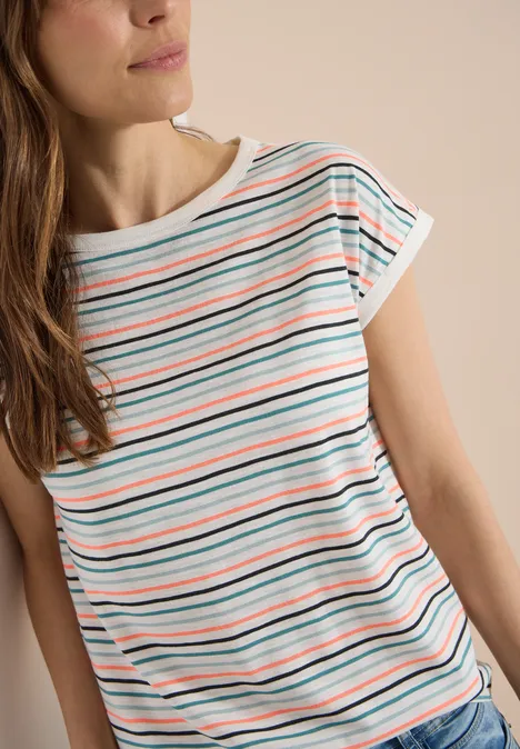 T-Shirt mit Boat Neck und Turn-Up-Detail vanilla white Frau in kurzärmligem, gestreiftem T-Shirt mit bunten horizontalen Streifen in Pastelltönen.