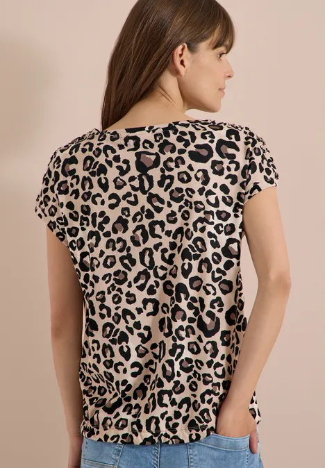 T-Shirt mit Raffung und Print urban taupe Frau von hinten in beige-schwarzem Leopardenmuster-T-Shirt vor hellem Hintergrund.