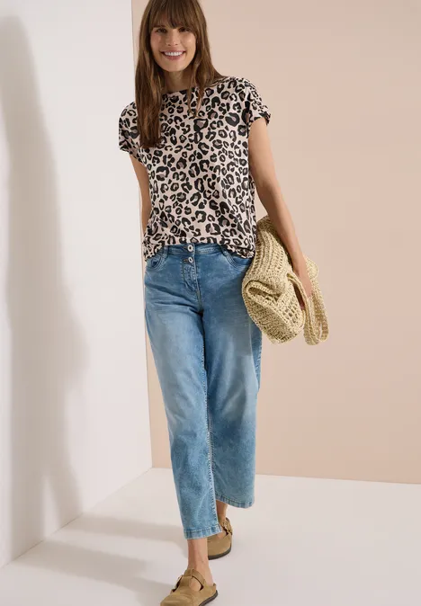 T-Shirt mit Raffung und Print urban taupe Frau trägt Leoparden-T-Shirt, blaue Jeans und Strohtasche.