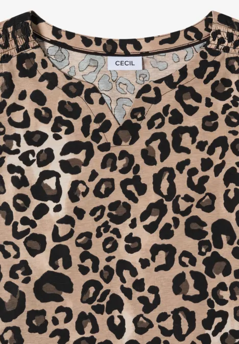 T-shirt beige à motif léopard noir et col rond.