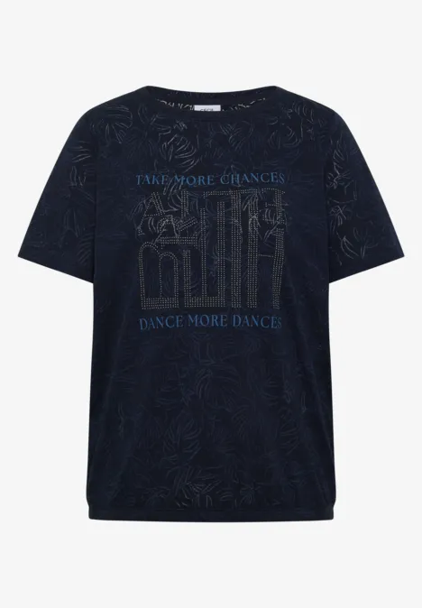 T-Shirt in Ausbrenner-Optik universal blue Dunkelblaues T-Shirt mit Paisley-Muster und blauem Schriftzug 'Think More Change, Dance More Dance'.