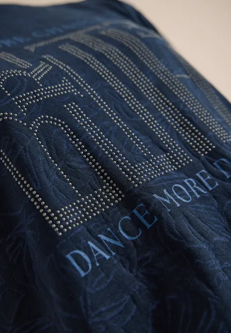 T-Shirt in Ausbrenner-Optik universal blue Dunkler Stoff mit gepunktetem Muster und aufgedrucktem Schriftzug „DANCE MORE”