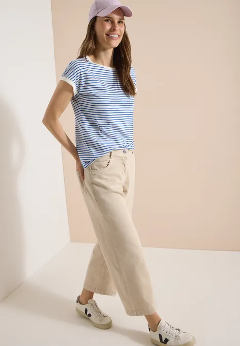 T-Shirt mit Boat Neck und Streifen surf blue Lockeres Outfit: Gestreiftes T-Shirt, helle Culotte und weiße Sneaker vor neutralem Hintergrund.