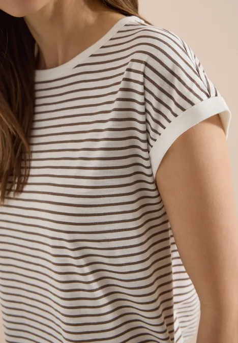 Detailaufnahme einer Frau im weiß-braun gestreiften T-Shirt mit umgeschlagenem Ärmel.