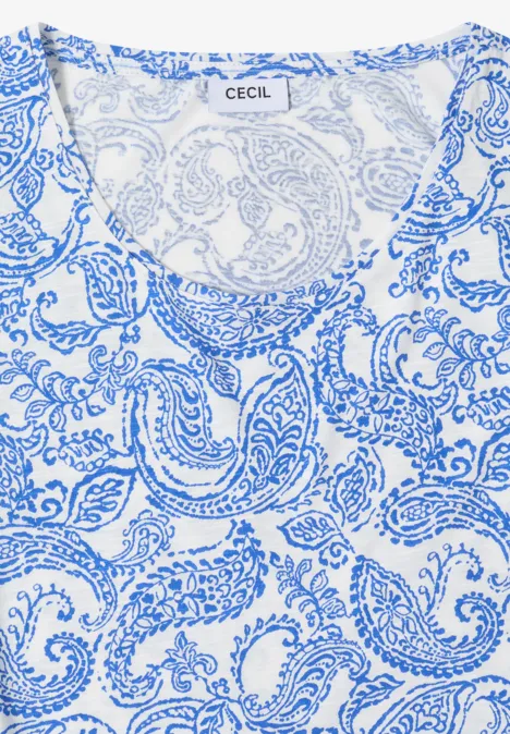 Wit shirt met korte mouwen en blauw paisleypatroon.