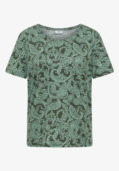 Grünes T-Shirt mit Paisley-Muster aus geschwungenen Ornamenten.