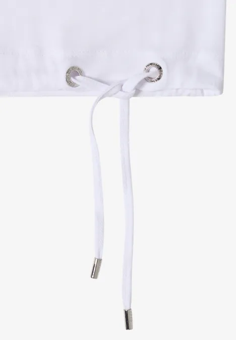 Witte stof met koord door twee ringen, minimalistische uitstraling.