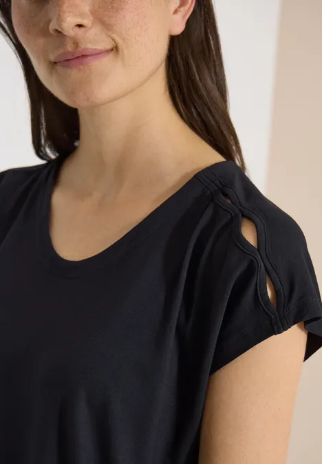 Zwart damesshirt met korte mouwen en opvallende schouderuitsnijding.
