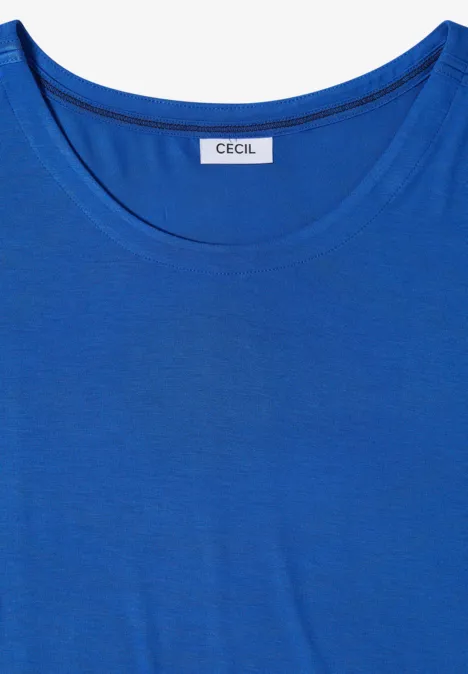 Een effen blauw T-shirt met ronde hals en een klein label met de tekst ‘CECIL’.