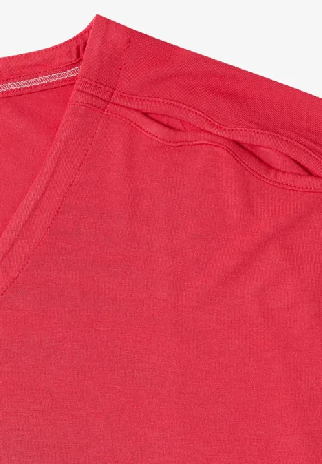 Rood T-shirt met V-hals, zichtbare naden bij de halslijn.