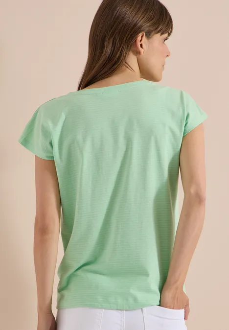 Femme en t-shirt vert menthe vue de dos.