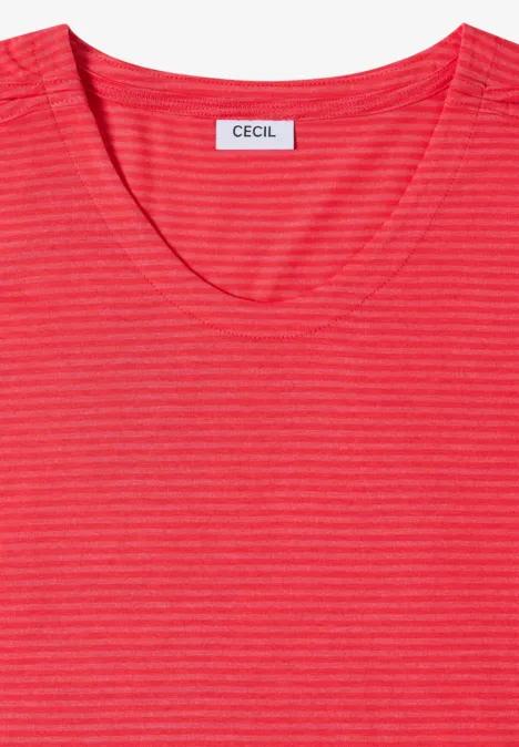 T-shirt rouge à fines rayures, col en V et étiquette « CECIL ».